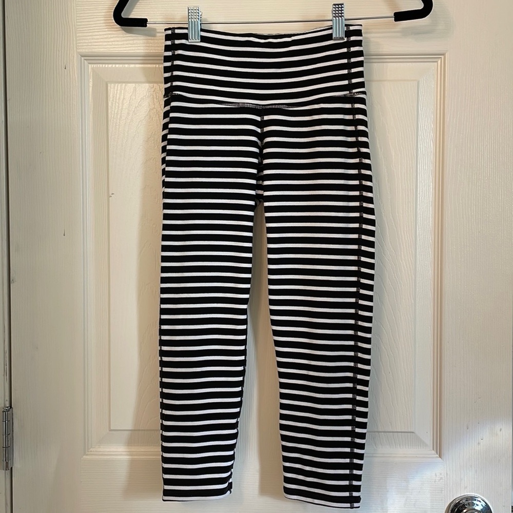 Athleta Chaturanga striped cropped workout leggings black and white. Size XXS